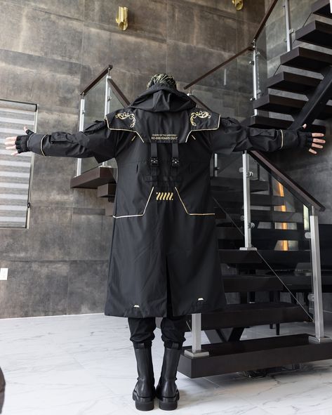 King’s Coat Comes with great responsibilities . . . #fabricoftheuniverse #techwear #streetwear #cyberpunk #futureculture #fyp #fypシ Commander Outfit, Techwear Coat, Cyberpunk Samurai, Cyberpunk Streetwear, Urban Survival Kit, Fabric Of The Universe, Techwear Streetwear, Tech Wear, Urban Survival