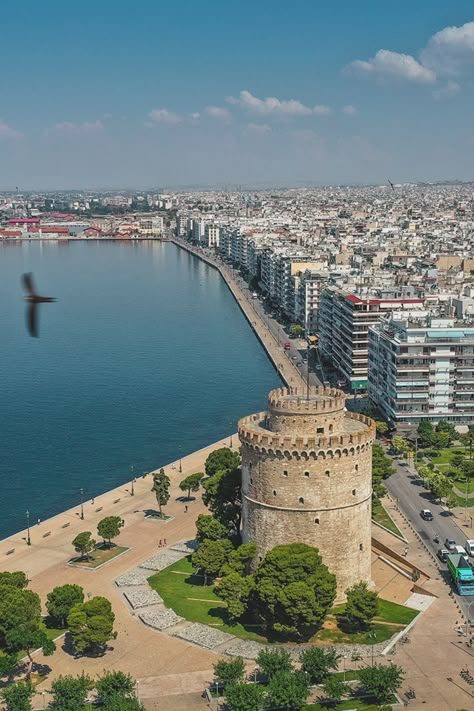 Travel Guide: The 11 most popular experiences in Thessaloniki #DiscoverGreece #Greece #Thessaloniki #citybreak #Greece #travel #inspiration #romantic #holidays #travelideas #bucketlist #placestogo Greece City, Greece Thessaloniki, Greece Beaches, Holiday Greece, Greece Culture, Greece Holidays, To Do In Greece, Greece Food, Macedonia Greece