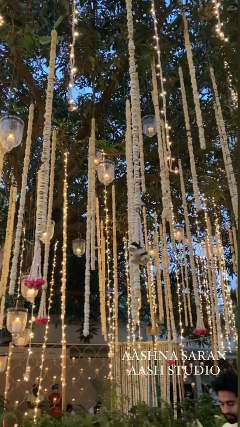 Wedding Decorations Ideas, Mehendi Decor Ideas, Wedding Hall Decorations, Wedding Decor Photos, Wedding Entrance Decor, Lights Wedding Decor, Classic Wedding Decorations, Desi Wedding Decor, Marriage Decoration