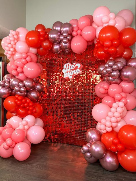 Valentine’s Day Party Decoration Ideas, Valentine's Photobooth Ideas, Valentine Day Party Decorations, Valentine’s Day Party Table Decor, Valentines Day Decorations Party Schools, Birthday Party Ideas February, Valentine's Birthday Party, Galantines Decoration Ideas, Valentines Decorations Ideas