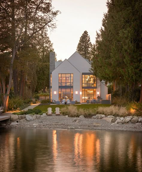 One Kindesign, Shingle Style Homes, Lakefront Homes, Design Exterior, Good House, Style At Home, Home Exteriors, Decor Minimalist, Casas De Ensueño