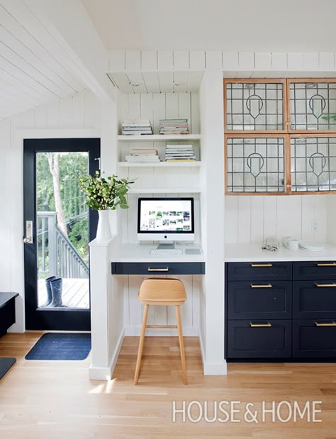 A desktop computer, built-in shelves and a Scandi-inspired stool turn this awkward nook into a handy workspace off the kitchen. | Design: Sophie Burke | Photo: Janis Nicolay Kitchen Office Nook, Kitchen Desk Areas, Computer Nook, Desk Nook, Small Workspace, Kitchen Desks, Office Nook, Desk In Living Room, Casas Coloniales