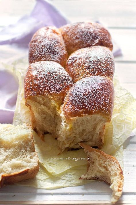 Pan brioche dolce - Ricetta pan brioche Jiffy Cornbread Recipes, Italian Christmas Recipes, Sweet Bread Rolls, Pane Dolce, Pan Brioche, Sweet Dough, Easter Bread, Party Food Platters, Latin Food