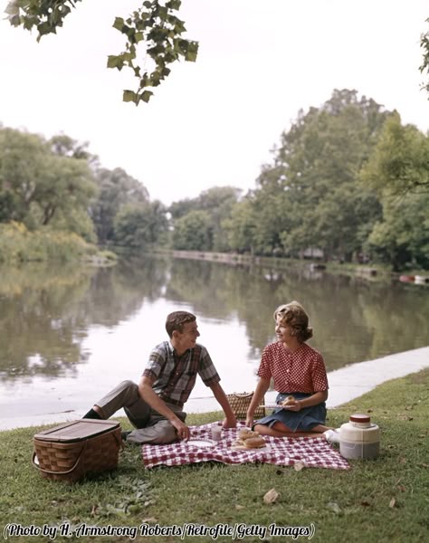 Baguette Picnic, Planetarium Date, Pond Picnic, Picnic Drawing, Jana Core, Picnic By The Lake, Couple Picnic, Lake Picnic, Picnic Setting