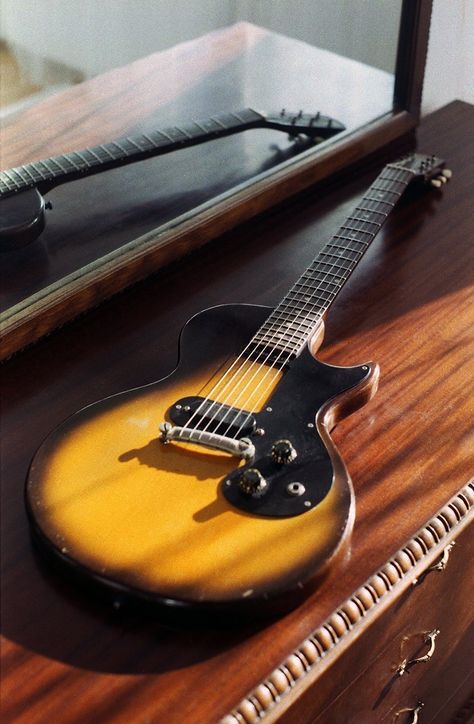 1959 Gibson Melody Maker Sunburst vintage electric guitar Gibson Melody Maker, Vintage Instruments, Guitar Images, Les Paul Junior, Learn Guitar Chords, Gibson Electric Guitar, Slide Guitar, Gibson Guitar, Music Equipment