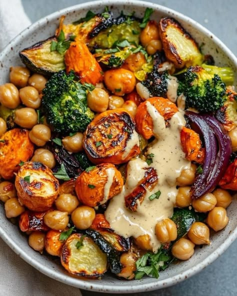 Chickpea Bowls, Jamie Oliver Recipes, Tahini Dressing, Think Food, God Mat, Broccoli Florets, Mediterranean Diet Recipes, Roasted Veggies, Brussels Sprouts