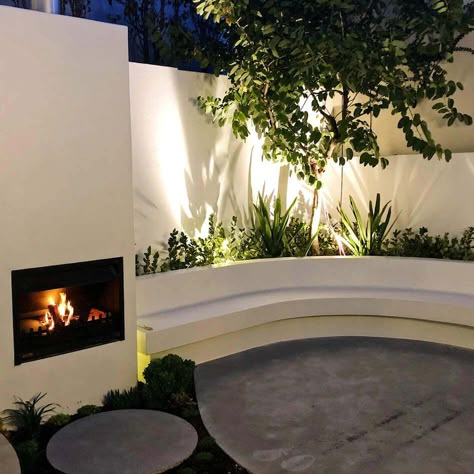 Balkon Decor, Outdoor Fireplace Designs, Courtyard Gardens Design, Pool Landscape Design, Garden Inspo, Courtyard Design, Outdoor Living Design, Small Courtyards, Outdoor Gardens Design