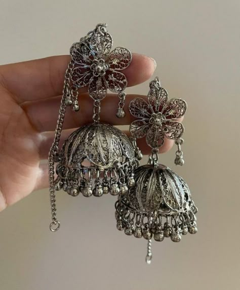 Pretty Jewelry Necklaces, Fancy Jewellery Designs, Silver Jewellery Indian, Indian Jewellery Design Earrings, Indian Jewelry Sets, Jewelry Accessories Ideas, Girly Accessories, Jewelry Design Earrings, Classy Jewelry