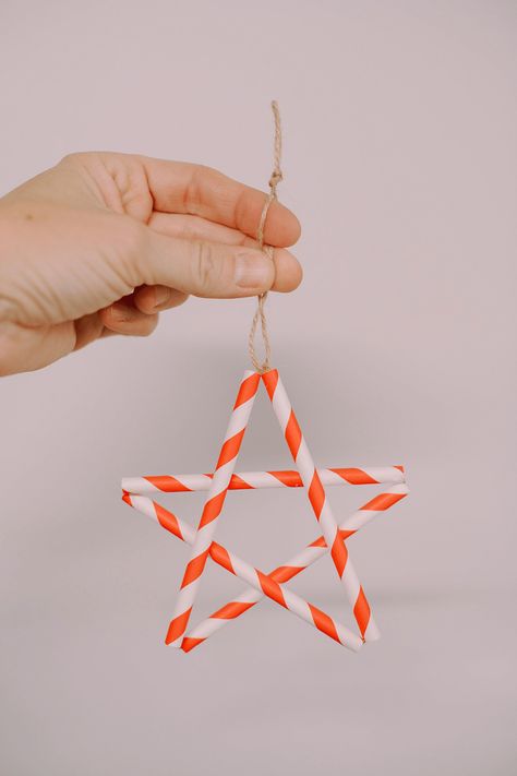 Craft eco-friendly Drinking Straw Star Ornaments with paper straws using our easy guide. Elevate your sustainable holiday decor this season! Paper Straw Decorations, Straw Star Ornaments, Paper Straw Star Ornament, Paper Straw Christmas Ornaments, Paper Straw Christmas Craft, Straw Christmas Ornaments, Paper Straw Ornaments, Stars Made From Straws, Star Made From Straws