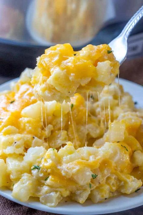 Crockpot Cheesy Potatoes, Potatoes Crockpot, Crockpot Potatoes, Potato Recipes Crockpot, Cheesy Potatoes Recipe, Crock Pot Potatoes, Cheesy Potato Casserole, Potatoe Casserole Recipes, Potluck Dishes