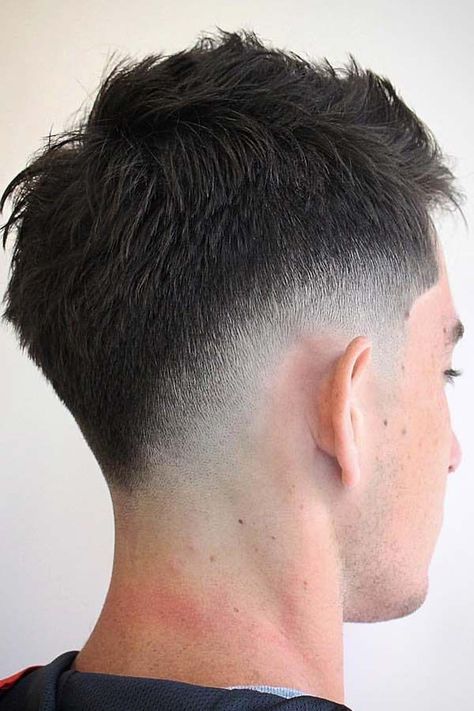 Bald Fade Vs. Skin Fade: What’s The Difference? #baldfade #skinfade #fadehaircut With the bald fade haircut men can easily turn up their hairstyle a notch. In our collection, we've picked out the coolest ideas to team with a high, mid and low skin fade. Anybody, from black to white men, will find a mens new hair style to the taste, whether it's a comb over with beard or a hard part with waves. #menshaircuts #menshairstyles Low Skin Fade, Drop Fade Haircut, Mohawk Hairstyles Men, Mens Hairstyles Fade, Gents Hair Style, Men Haircut Curly Hair, Mens Hairstyles Thick Hair, Mens Fade, Faded Hair