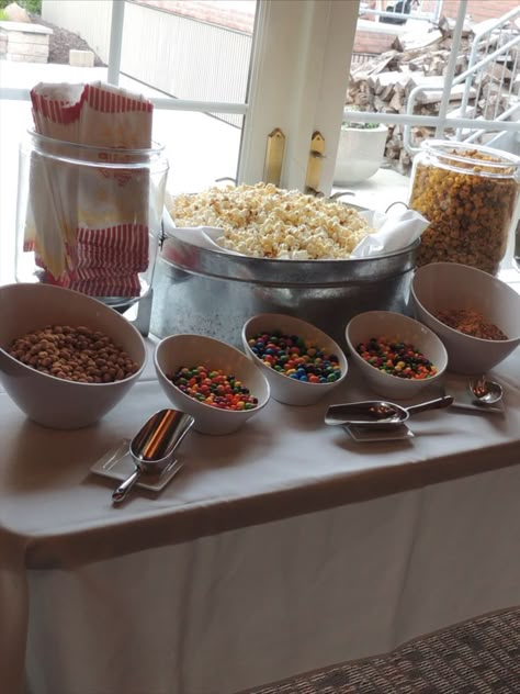 Popcorn Bar Toppings, Popcorn Bar Party, Popcorn Buffet, Baby Shower Popcorn, Popcorn Toppings, Paper Popcorn, Popcorn Wedding, Movie Night Birthday Party, Sweet Sixteen Birthday Party Ideas