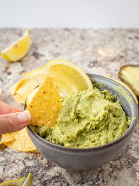 Simple Lemon Guacamole (No Cilantro) - The Nessy Kitchen Vegetable Dip, How To Make Guacamole, Easy Guacamole, Guacamole Recipe, Juicy Tomatoes, Vegetarian Paleo, Vegan Paleo, Tortilla Chips, Fun Snacks