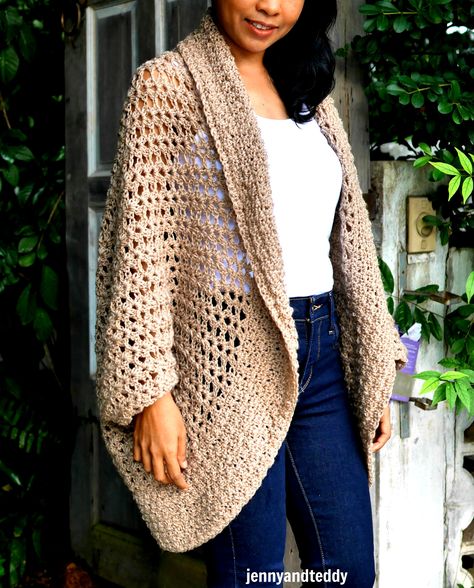 Toasted honey cocoon cardigan - free crochet pattern by Jenny and Teddy Crochet Serape, Cocoon Sweaters, 2023 Sweaters, Cocoon Cardigan Pattern, Oversize Sweaters, Crochet Shrug Pattern Free, Crochet Shrugs, Comfy Crochet, Crochet Coats