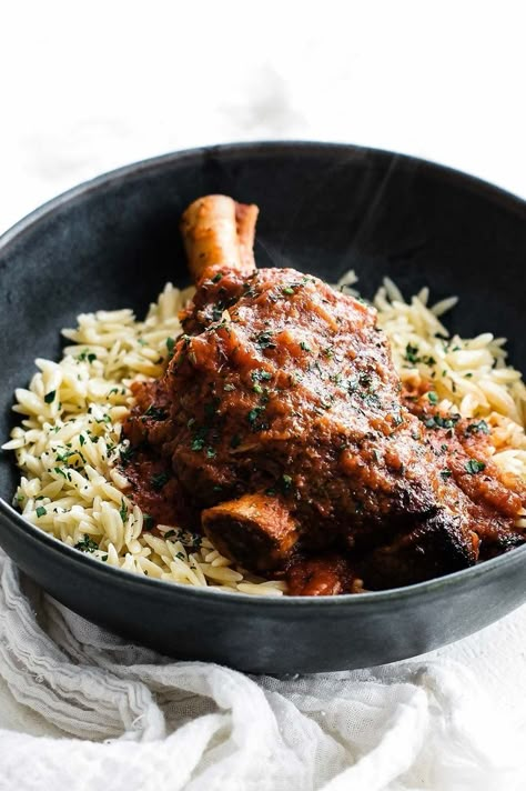 Roast Lamb Shank Recipe, Braised Lamb Chops, Braised Leg Of Lamb, Braised Lamb Shanks Recipe, Roasted Lamb Shanks, Lamb Shanks Slow Cooker, Lamb Roast Recipe, Sauce Burger, Slow Cooked Lamb Shanks