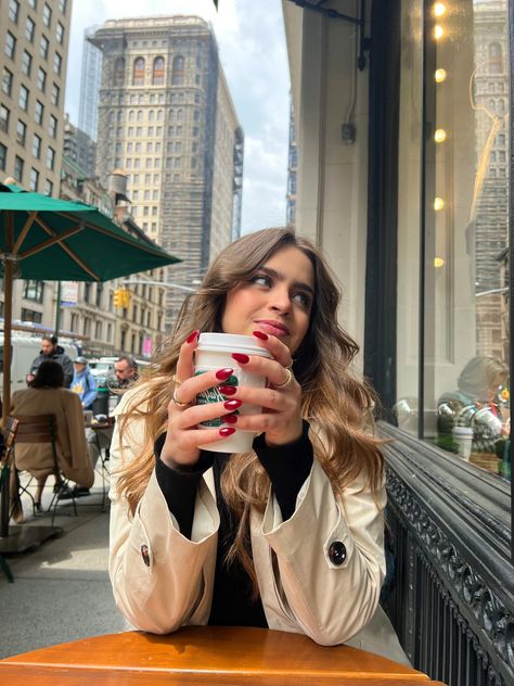 Big City Pictures, New York Photo Ideas Christmas, Nyc December Aesthetic, Nyc Photo Poses, Nyc Feed Instagram, Poses For New York, Nyc Ig Pictures, New York Aesthetic Photos, New York Winter Photo Ideas