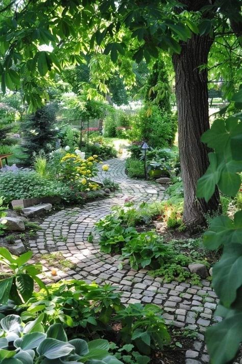 Secret Woodland Garden, Shaded Backyard Landscaping, Backyard Garden Aesthetic, Walk Through Garden, Small Secret Garden Ideas, Side Garden Ideas, Lawn Design Ideas, Woodland Garden Ideas, Meditation Garden Ideas