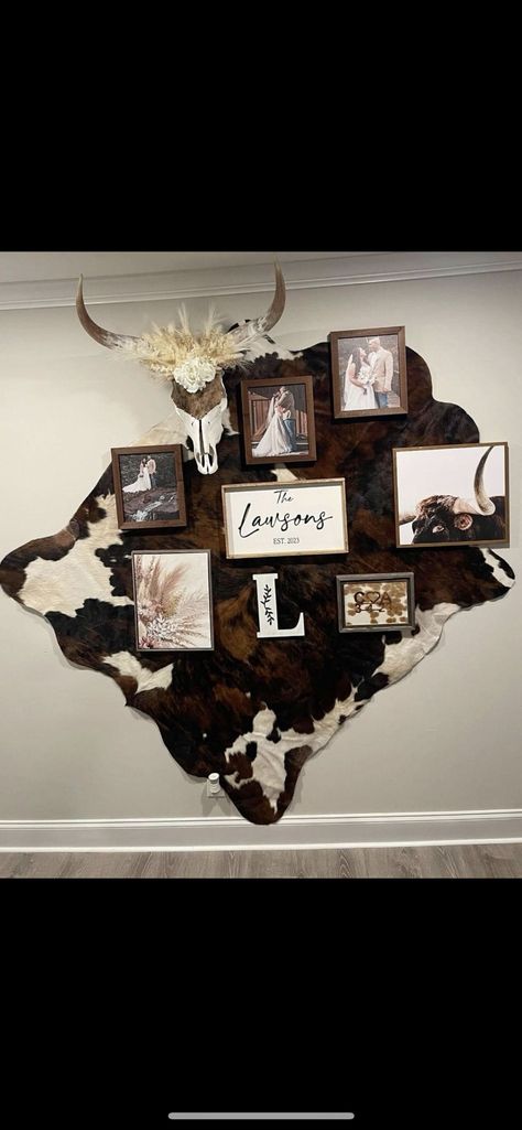 Cowhide Rug Wall Decor, Rustic House Decor Ideas, Cowhide On Wall Ideas, Western Living Room Ideas, Southwestern Room, Western Living Room Decor, Western House, Western Farmhouse, Western Living Room