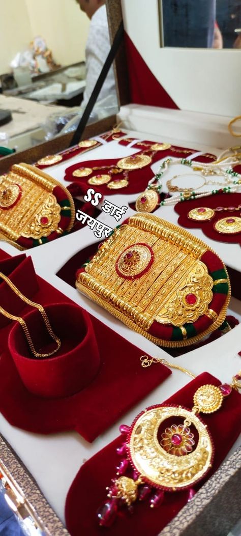 Rajput Jewellery, Rajputi Jewellery, Embroidery Suits Punjabi, Suits Punjabi, Rajputi Dress, Kundan Jewellery Bridal, Gold Jewellry, Dressing Table Design, Jewellery Bridal