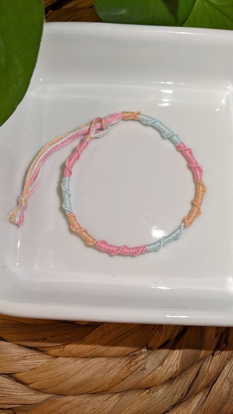 10 Trendy Summer Friendship Bracelet Patterns You Need to Try Now! Easy Bracelet Patterns, Easy Bracelet, Cool Friendship Bracelets, Diy Bracelets With String, Friendship Bracelets Easy, String Bracelet Patterns, Friendship Bracelet Patterns Easy, Yarn Bracelets, Cute Friendship Bracelets