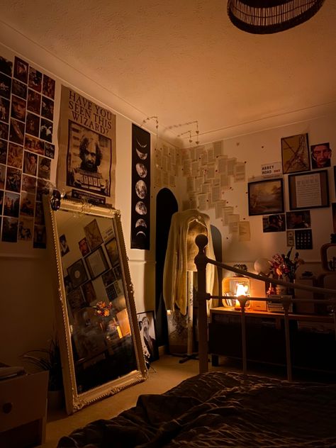 Room Inspo Academia, Chaotic Academia Bedroom Aesthetic, Room Inspo Aesthetic Dark Academia, Pretty Room Ideas Aesthetic, Cozy Bedroom Dark Academia, Chaotic Academia Room Aesthetic, Bedroom Dark Academia Aesthetic, Autumn Core Bedroom, Cool Cozy Bedroom