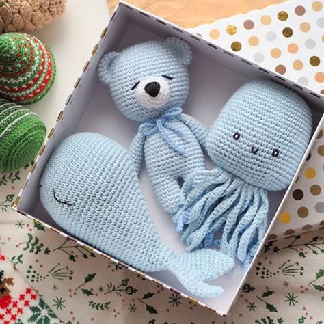 Crochet Baby Gifts, Crochet Nursery, Baby Gift Hampers, Kit Bebe, Crochet Baby Toys, Baby Crafts, Crochet Toys Patterns, Knitted Toys, Crochet Gifts