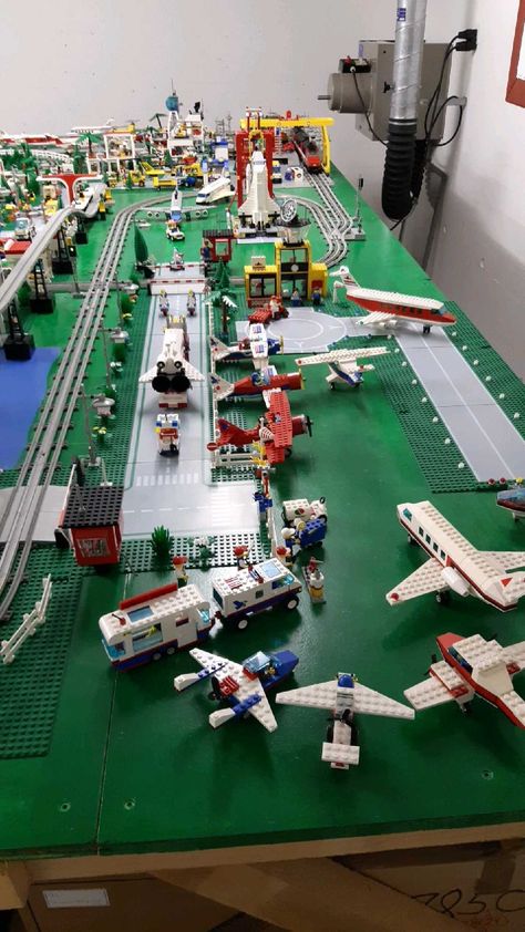 Airport Ideas, Lego Tractor, Lego Airport, Thomas And Friends Toys, Lego Train, Vintage Lego, City Layout, Lego Trains, Classic Lego