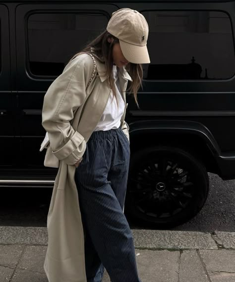 Outfits With Caps For Women, Beige Cap Outfit, Polo Hat Outfit, Cap Women Outfit, Cap Outfits For Women, Trench Outfit, Baseball Cap Outfit, Raincoat Outfit, Polo Outfit