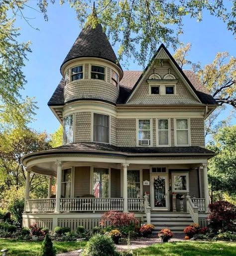 August Scheele House, Elgin, IL 1894 - Queen Anne style Queen Anne Victorian House, Queen Anne Architecture, Victorian Homes Exterior, Queen Anne House, Victorian Style House, Victorian Style Homes, Pretty Houses, Dream Life House, Queen Anne Style