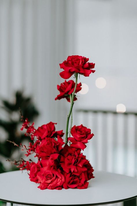 Natural Flower Centerpieces, Roses For Valentines Day, Red Roses Centerpieces, Rose Centerpieces Wedding, Red Flower Arrangements, Red Rose Arrangements, Cake Torte, Red Centerpieces, Event Venue Spaces