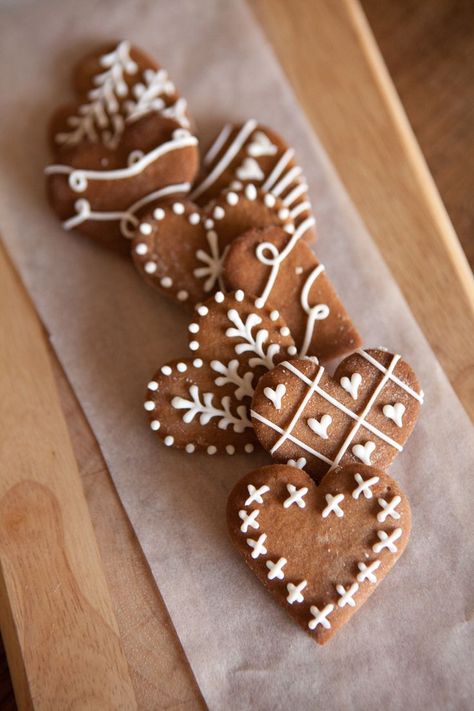 Gorgeous ginger bread cookies. Too pretty to eat? Jul Kaka, Shaped Cookies, Heart Shaped Cookies, Smitten Kitchen, Xmas Cookies, Christmas Sugar Cookies, Valentine Cookies, Christmas Cooking, Christmas Goodies