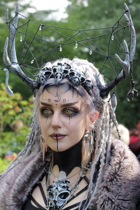 Black deer faun nymph forest creature headdress costume Halloween Make-up Looks, Forest Creatures, Gothic Steampunk, Witch Costume, Halloween Makeup Looks, Halloween Make Up, Fantasy Costumes, Halloween 2017, Make Up Looks