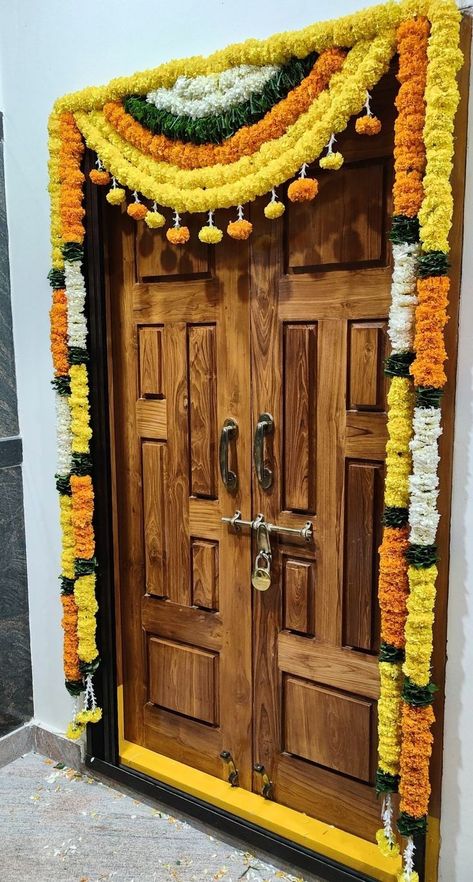 Main Gate Diwali Decoration, Diwali Gate Decorations At Home, House Warming Door Decorations, Main Door Flower Decoration Ideas Indian, Pooja Room Door Flower Decoration, Home Door Flower Decoration, Flower Door Decorations Indian, Main Gate Flower Decoration, Front Door Flower Decoration Indian