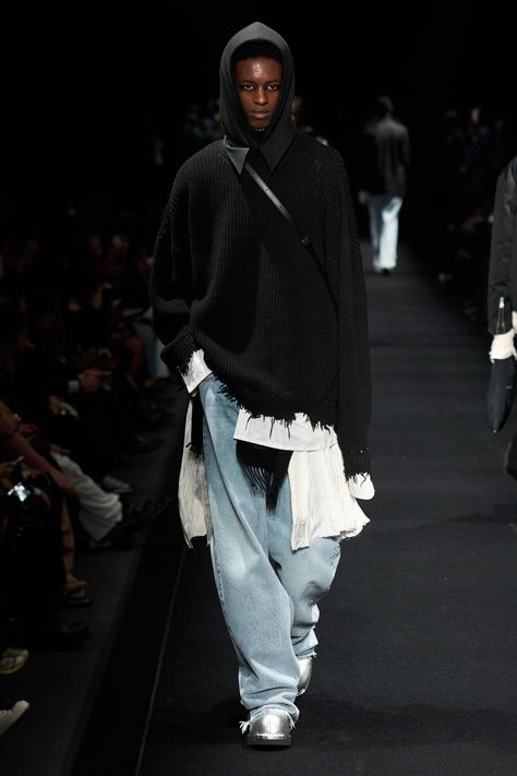 https://www.vogue.com/fashion-shows/fall-2023-ready-to-wear/mm6-maison-martin-margiela Layering Hoodies, Fall 2023 Ready To Wear, 2023 Ready To Wear Collection, 2023 Ready To Wear, Menswear Runway, Mens Outfit Inspiration, Mood Board Fashion, Mode Inspo, Mm6 Maison Margiela