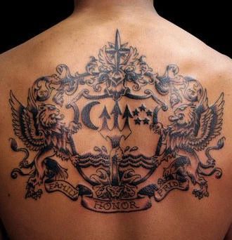 Large tattoo on back with heraldic emblems Family Symbol Tattoo, Tattoo Shoulder Blade, Coat Of Arms Tattoo, Tattoos For Him, Quad Tattoo, Family Crest Tattoo, 3d Tattoo Ideas, Tattoo Calf, Tattoo Stomach