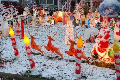 Outdoor Christmas Lights Ideas, Christmas Lights Ideas, Blow Mold Christmas, Blow Molds, Christmas Photograph, Retro Christmas Decorations, Bright Home, Lights Ideas, Christmas Yard Art