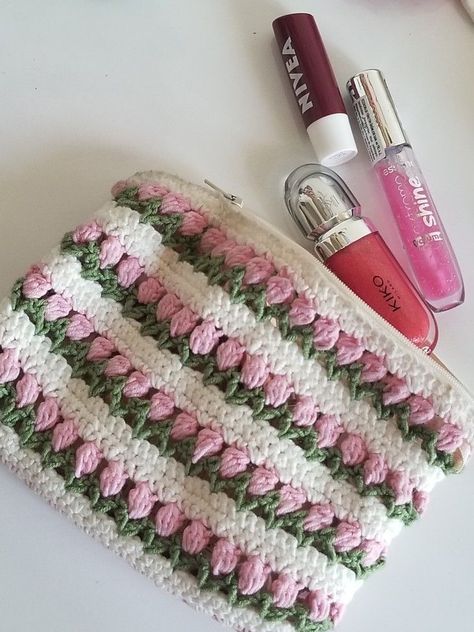 Cute Crochet Things, Crystal Crochet, Mode Crochet, Crochet Pouch, Crochet Business, Crochet Design Pattern, Crochet Clothing And Accessories, Crochet Inspo, Crochet Purse Patterns