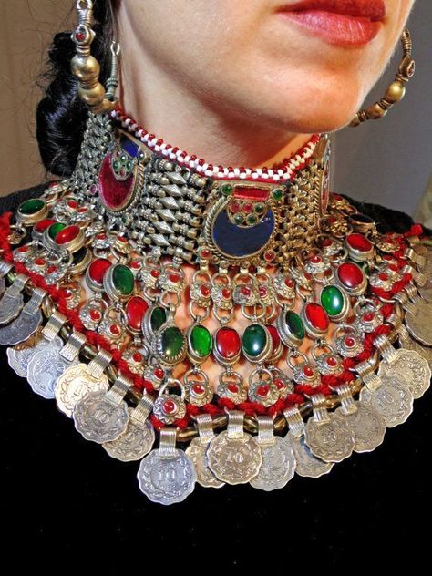 Kashmir Jewellery, Kashmiri Jewellery, Classy Jewellery, Chanel Necklaces, Afghan Jewellery, Navratri Jewellery, Afghan Culture, Afghani Dresses, Afghan Style