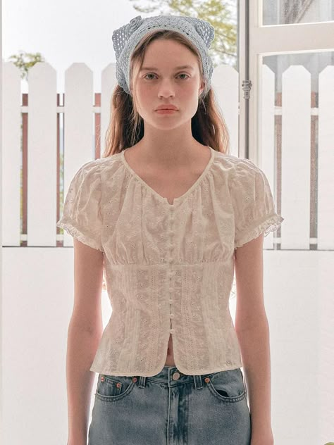 Eyelet Top Outfit, Trendy Outfits Edgy, Korean Fashion Work, Lady Outfit, 70s Glam, Gingham Top, 60s And 70s Fashion, Romantic Mood, White Lace Blouse