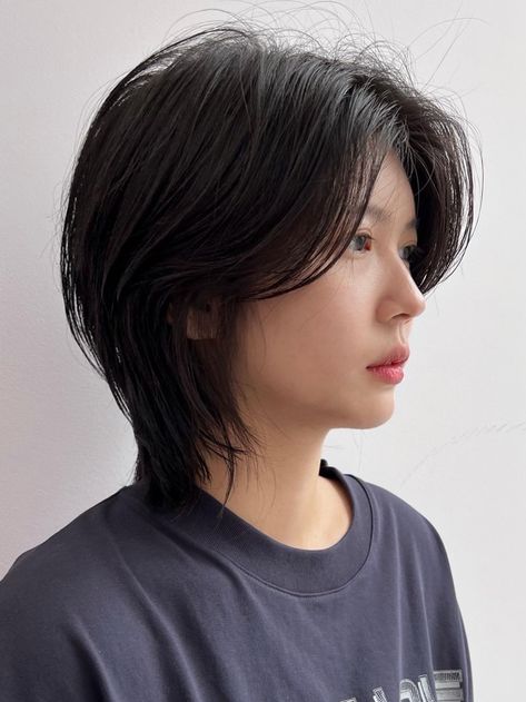 Asian Short Hair Wolfcut, Korean Hair Inspo Short, Short Korean Hairstyle Women, Short Woftcut For Girl, Shortcut Hairstyle Women, Korean Short Hair For Square Face, Korean Haircut Short Woman, Short Hairstyle Korean Women, Short Korean Wolfcut