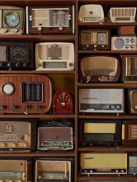 Radio Aesthetic Wallpaper, Retro Radio Vintage, 90s Brown Aesthetic, Brown Retro Aesthetic, Retro Radio Aesthetic, Old Radio Aesthetic, Vintage Radio Aesthetic, Old Radio Vintage, Vintage Music Aesthetic