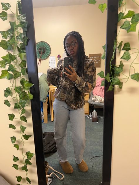 Camo Lulu Leggings Outfit, Camo Shirt Outfit Aesthetic, Camo Long Sleeve Shirt Outfit, Camo Crewneck Outfit, Uggs Outfit Black Women, Camouflage Shirt Outfit, Brown Ugg Boots Outfit, Black Camo Leggings Outfit, Camo Sweater Outfit