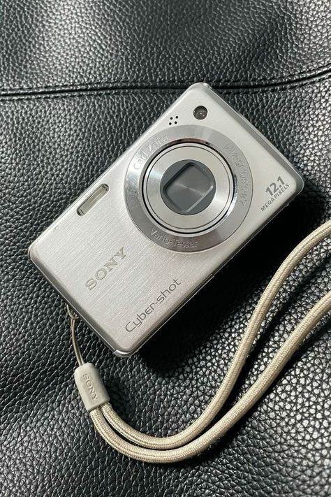 Digital Vintage Camera, Vintage Digital Camera Aesthetic, Old Sony Camera, Film Camera Photography Aesthetic, Sony Digital Camera Aesthetic, Digital Cameras Aesthetic, Sony Cybershot Camera Photos, Camara Digital Aesthetic, 90s Camera Aesthetic