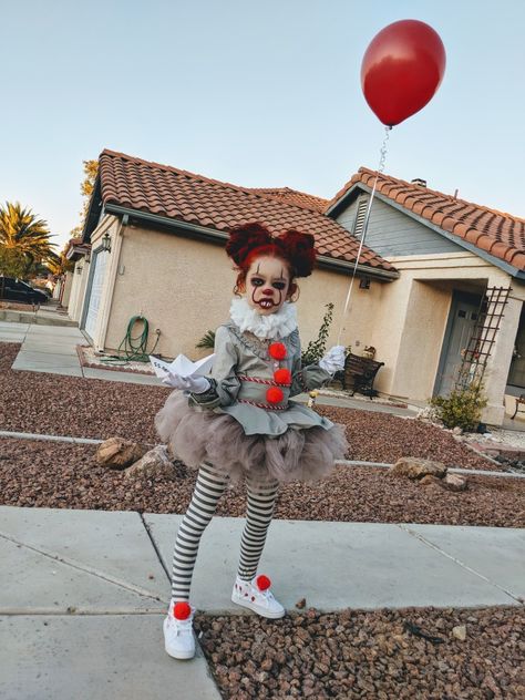 It Family Costumes, Girls Scary Clown Costume Diy, Pennywise Family Costume, Pennywise Child Costume, Kids Scary Clown Costume, Kids Pennywise Makeup, Scary Halloween Costume Ideas For Kids, Diy Pennywise Costume Kids, Diy It Costume