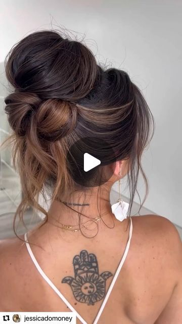 Bun Knot, Braids Green, High Bun Hair, Easy Updos For Medium Hair, Top Knot Bun, Teased Hair, Haute Hair, Easy Bun Hairstyles, Hair Bun Tutorial