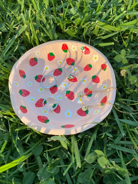 Clay Julery Holder, Jewelry Holder Painting Ideas, Pottery Painting Jewelry Holder, Painting Dishes Ideas, Bowl Painting Ideas Flowers, Summer Pottery Ideas, Strawberry Diy Craft, Cute Pottery Designs, Ceramic Painting Jewelry Dish