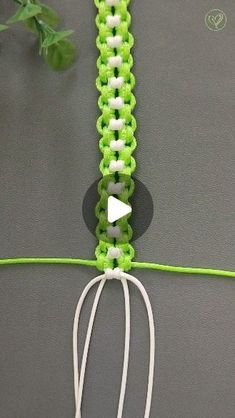 Weaved Bracelets, Diy Knot Bracelet, Sliding Knot Bracelet, Paracord Tutorial, Mini Macrame, Rope Crafts Diy, Bracelet Craft Diy, Charger Cord, Bracelet Knots