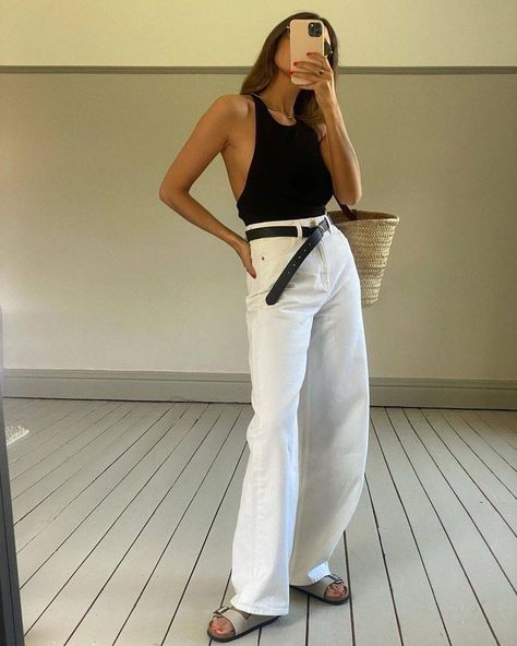 White Denim Jeans Outfit Summer, Summer Holiday Outfits, Looks Pinterest, White Jeans Outfit, Interesting Outfits, Estilo Indie, Summer Wardrobe Essentials, Black Outfits, Loose Fit Jeans