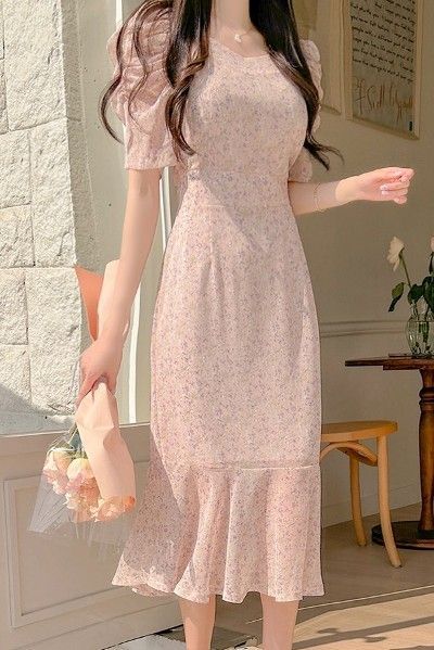 Floral Simple Dress, White Dress Korean Formal, Spring Chiffon Dress With Floral Print, Feminine Maxi Length Chiffon Dress, Pink Floral Print Chiffon Dress, Feminine Chiffon Floral Dress, Feminine Fitted Chiffon Floral Dress, Fitted Feminine Chiffon Floral Dress, Knee-length Chiffon Floral Dress