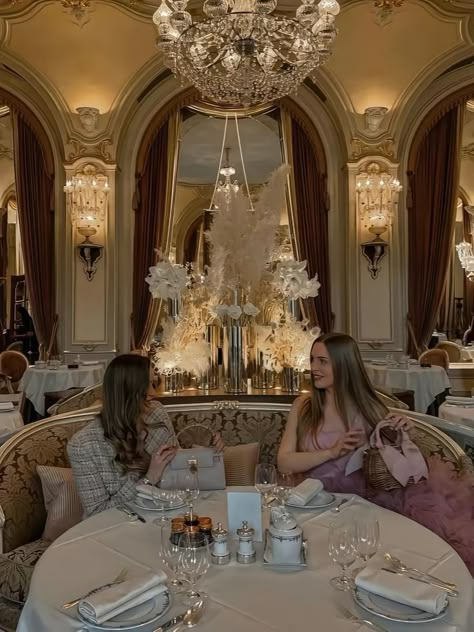 Elegant Dining Room Decor, Best Ways To Earn Money, Ways To Earn Money Online, Rich Aesthetic, Parisian Lifestyle, Parisian Life, Super Rich Kids, Elegant Dining Room, Rich Lifestyle